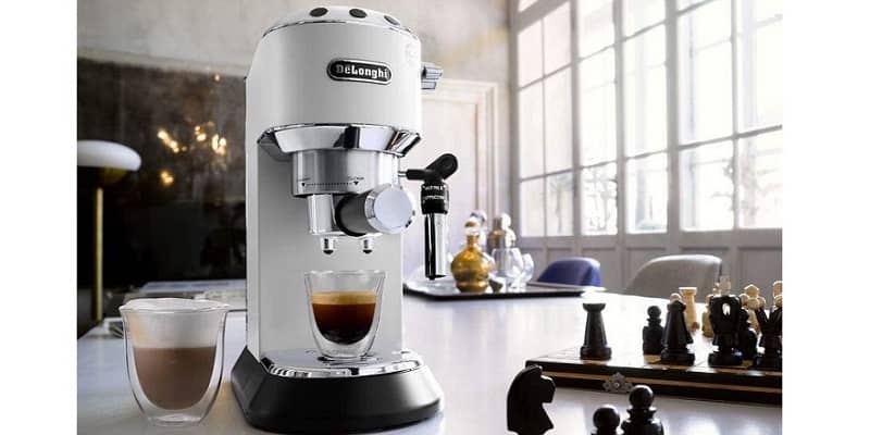 Cafetera De'Longhi Dedica EC 685 en blanco
