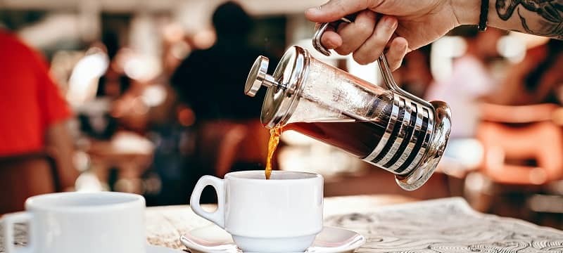 Cafeteras French Press: Sirviendo café con una cafetera de émbolo